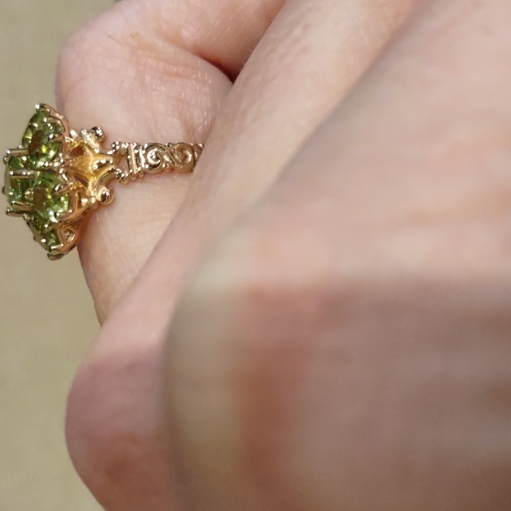 Peridot ring set in 10kt yellow gold - Picture 5 of 12